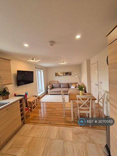 2 Bedroom Flat To Rent In Burford Gardens, Cardiff, CF11