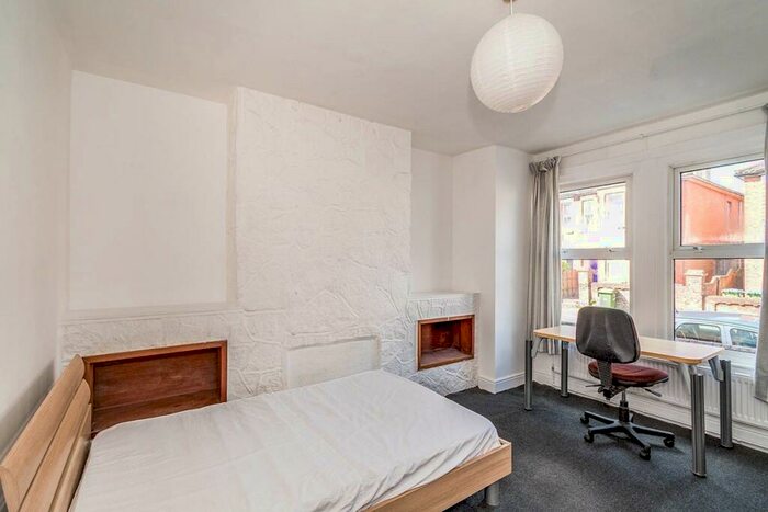 5 Bedroom House To Rent In Newcombe Road, Southampton, SO15