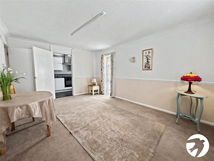 2 Bedroom Flat For Sale In Bowes Close, Sidcup, DA15