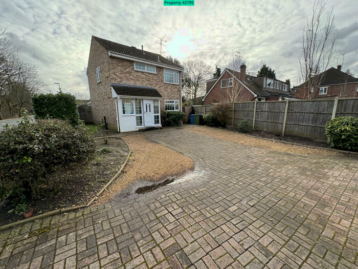 3 Bedroom Detached House To Rent In Woburn Avenue, Farnborough, GU14