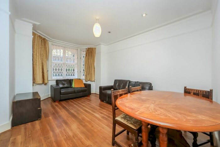 3 Bedroom Flat To Rent In Queen's Club Gardens, London, W14