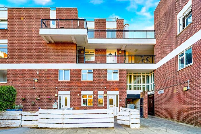 3 Bedroom Maisonette For Sale In Adrian Boult House, Mansford Street, London, E2