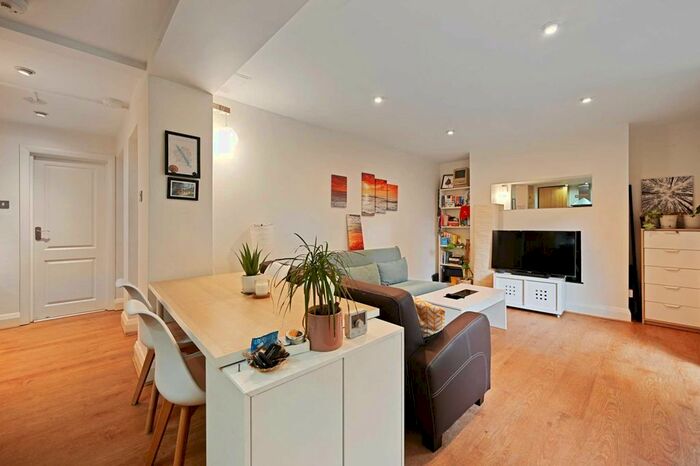 1 Bedroom Flat To Rent In St Stephens Avenue, Shepherds Bush, London, W12