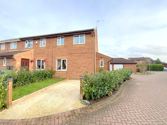 3 Bedroom End Of Terrace House For Sale In Deene Close, Grimsby, DN34