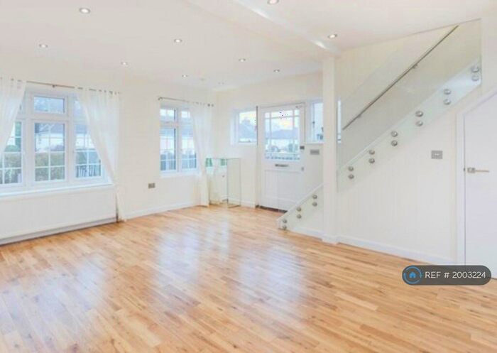 3 Bedroom Semi-Detached House To Rent In Halliwick Road, London, N10