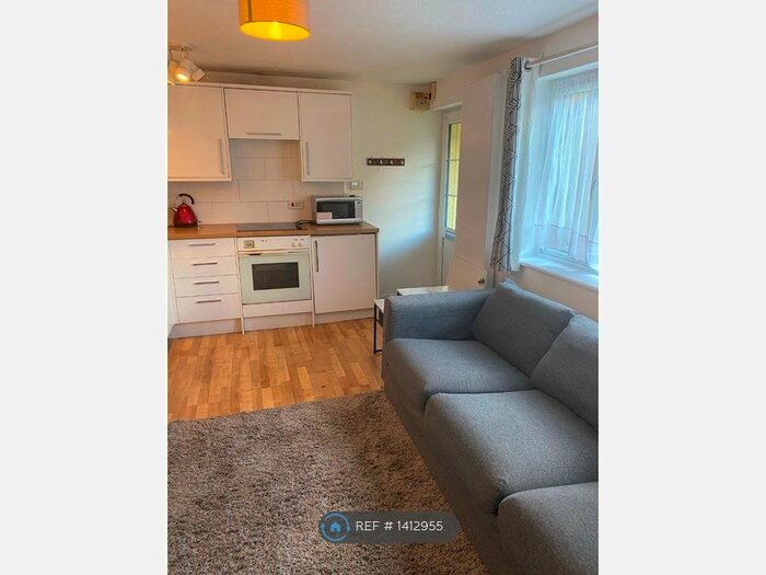 Studio To Rent In Woking, Woking, GU21