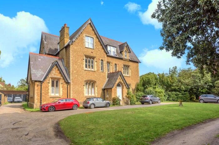 2 Bedroom Flat To Rent In Cross Lanes, Guildford, GU1