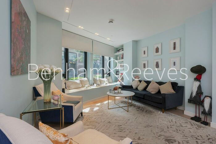 1 Bedroom Flat To Rent In Lincoln Square, Portugal Street, WC2A