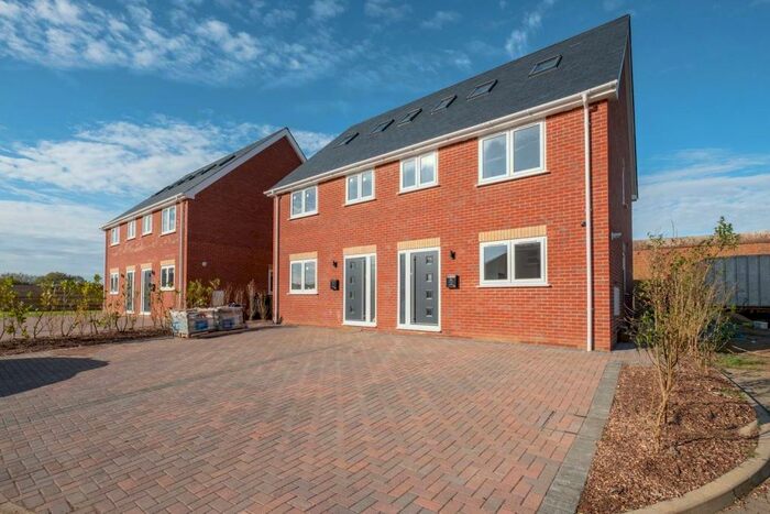 4 Bedroom Semi-Detached House To Rent In Hurst Point View, Totland Bay, PO39