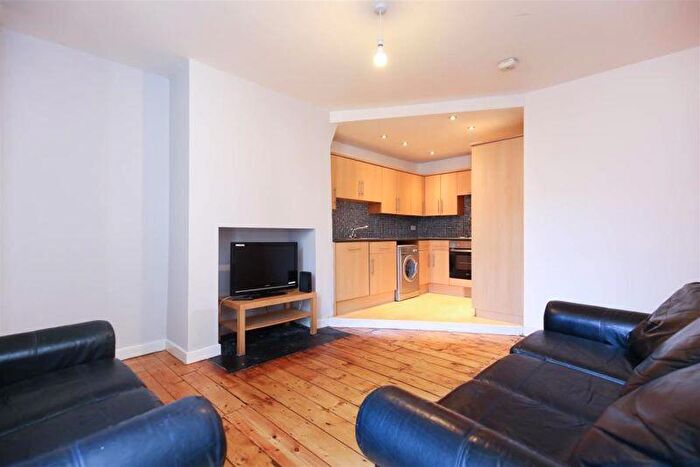 3 Bedroom Flat To Rent In Three Bed Student Property, Bolingbroke Street, Newcastle Upon Tyne, NE6