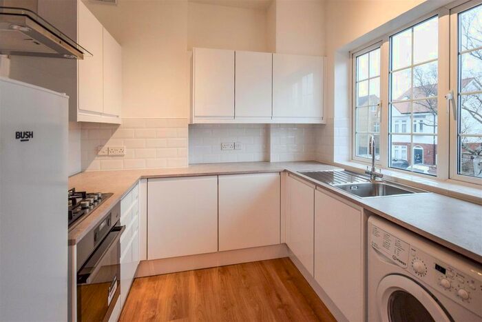 1 Bedroom Flat To Rent In Cannon Hill Lane, London SW20