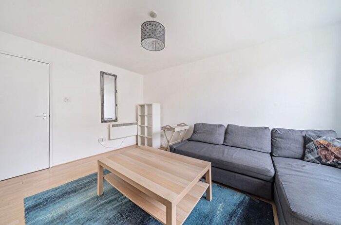 1 Bedroom Flat For Sale In Felixstowe Court, Galleons Lock, E16