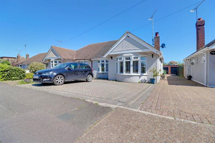 2 Bedroom Semi-Detached Bungalow For Sale In Lilac Avenue, Wickford, SS12
