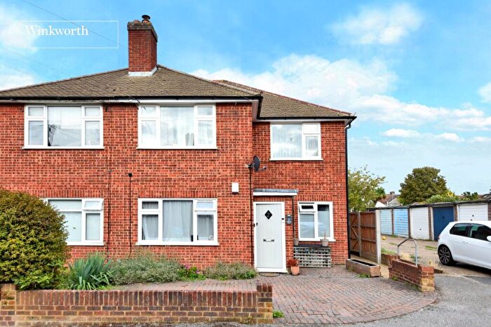 2 Bedroom Maisonette For Sale In Silverdale Close, Cheam, Sutton, SM1