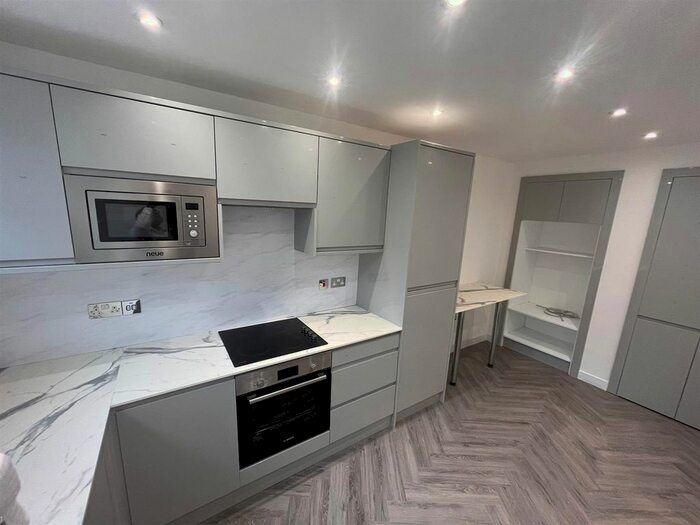 3 Bedroom Flat To Rent In Homer Row, London, W1H