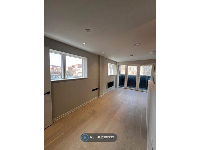 2 Bedroom Flat To Rent In Spinners Way, Manchester, M15