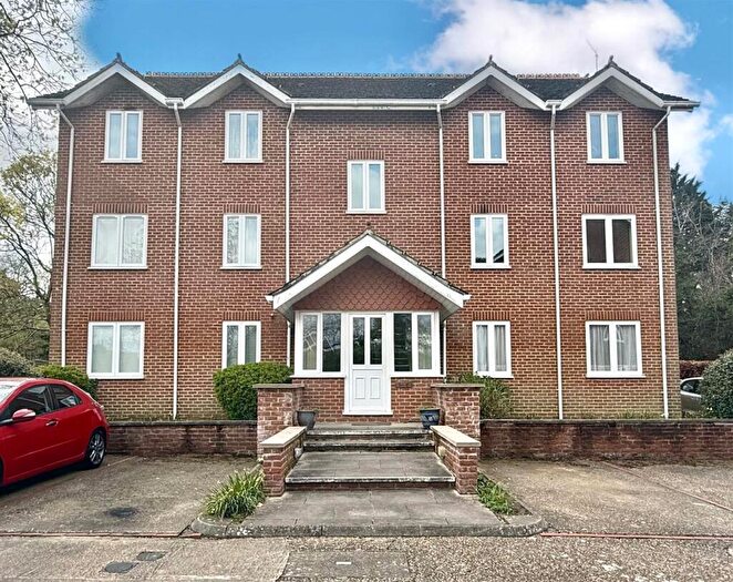 2 Bedroom Apartment For Sale In Thornfield Green, Blackwater, GU17