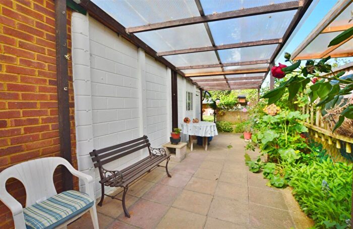 3 Bedroom Semi-Detached House For Sale In Stoke Poges Lane, Slough, SL1