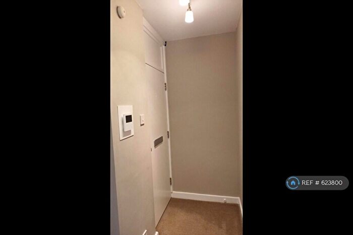 2 Bedroom Flat To Rent In St. Mary Le Park Court, London, SW11