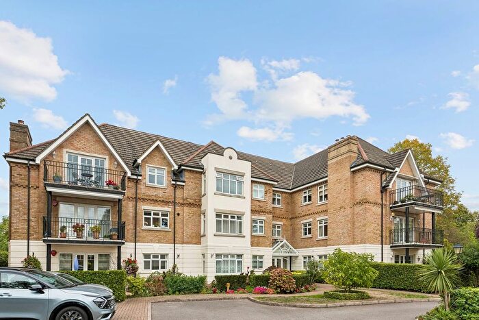 2 Bedroom Flat For Sale In High Road, Bushey Heath, WD23