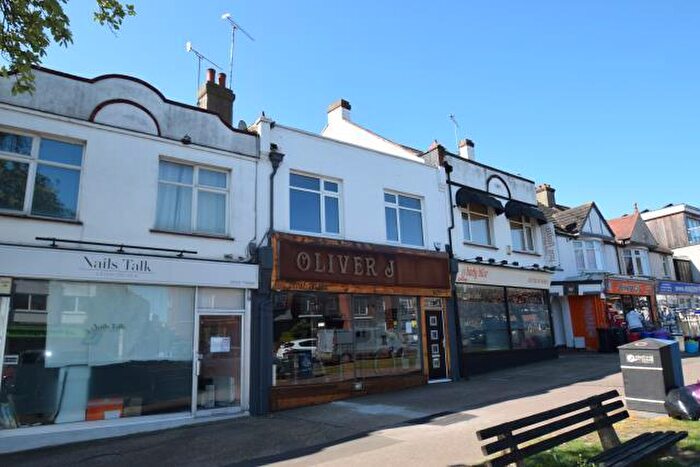2 Bedroom Flat To Rent In Leigh On Sea, Essex, SS9
