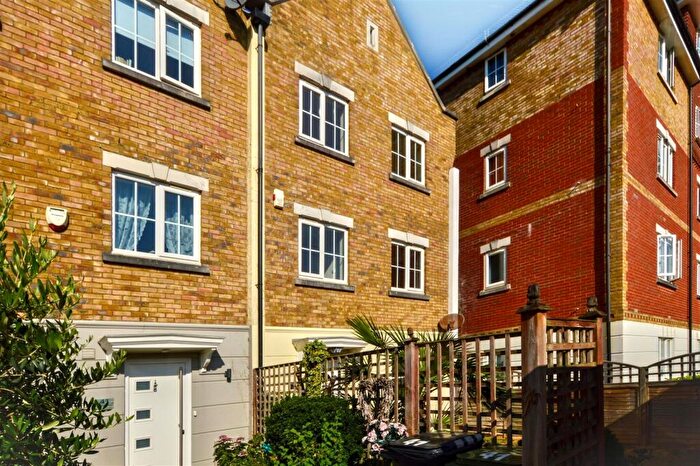 4 Bedroom Town House To Rent In Long Beach View, Eastbourne, BN23