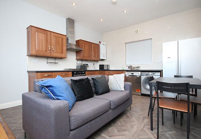 4 Bedroom Flat To Rent In Camden Road, Islington, N7