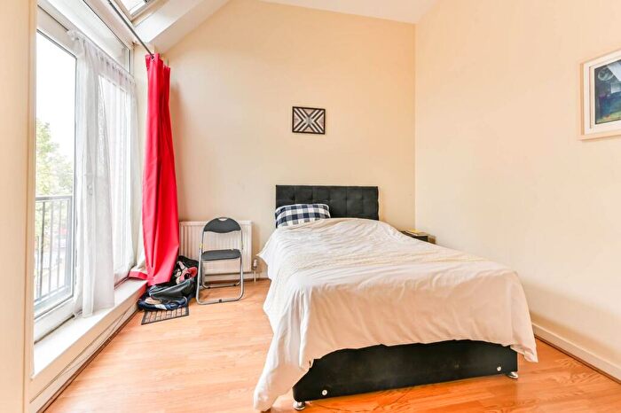 2 Bedroom Flat To Rent In Yukon Road, Clapham South, London, SW12