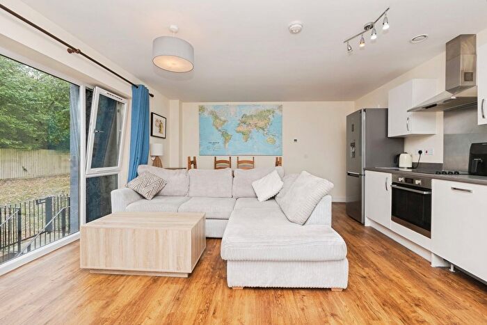 2 Bedroom Flat For Sale In Oakhill Drive, Bristol, Somerset, BS3