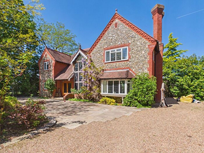 5 Bedroom Detached House For Sale In Windsor Road, Wraysbury, Berkshire, TW19