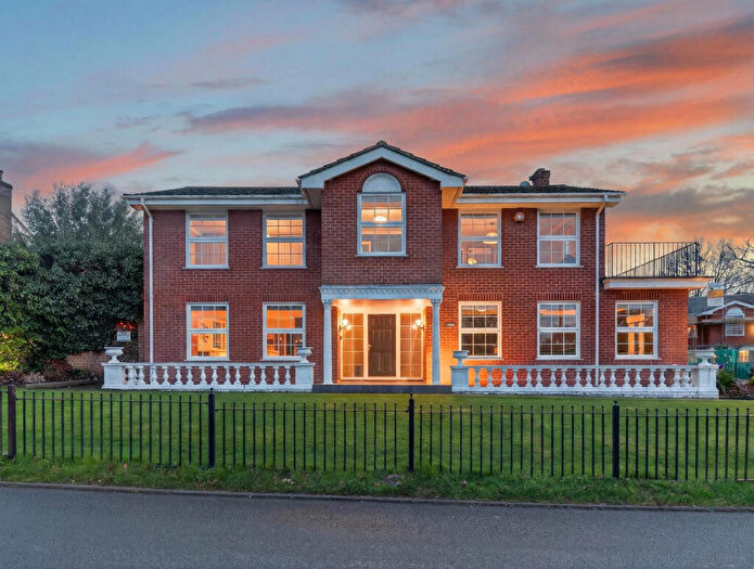 4 Bedroom Detached House For Sale In Moffats Lane, Brookmans Park, AL9