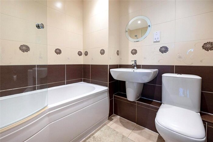 2 Bedroom Apartment To Rent In Berglen Court, Branch Road, London, E14