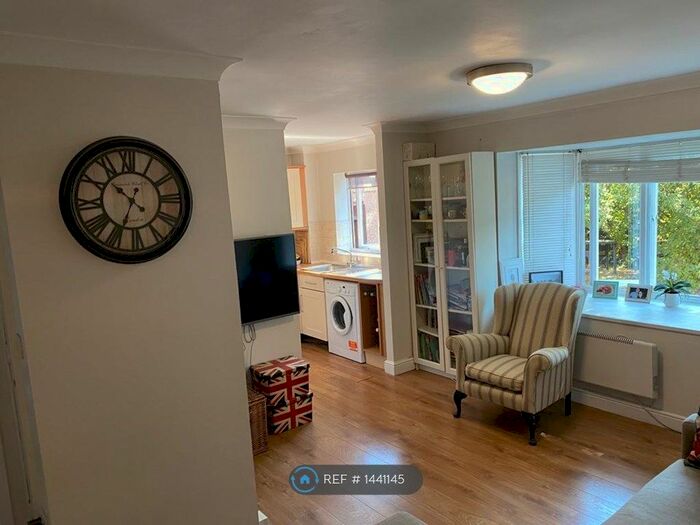 2 Bedroom Flat To Rent In Southfields, London, SW18