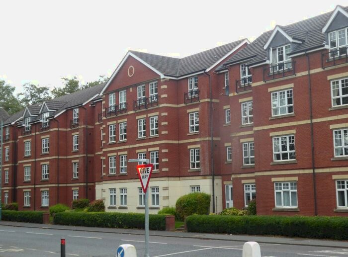 2 Bedroom Flat To Rent In St. Peters Close, Bromsgrove, Worcestershire, B61