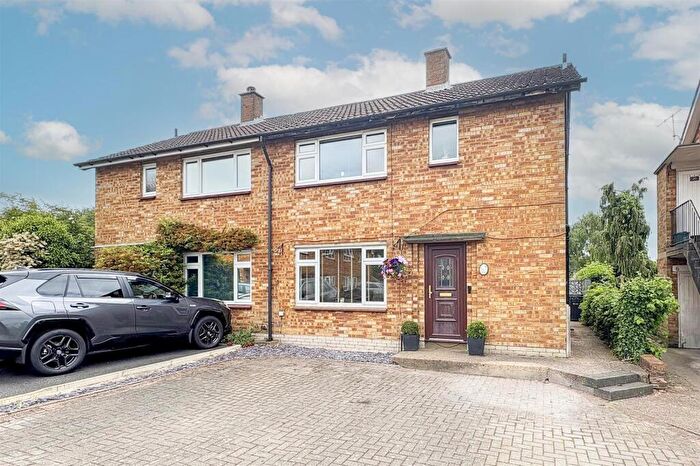 3 Bedroom Semi-Detached House For Sale In Hampden Place, Frogmore, St. Albans, AL2