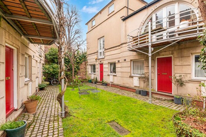 2 Bedroom End Of Terrace House For Sale In Hawksmoor Mews, Tower Bridge, E1