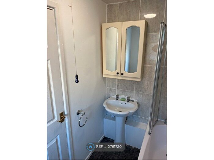 2 Bedroom Flat To Rent In Tredegar Arms Flats, Machen, Caerphilly, CF83