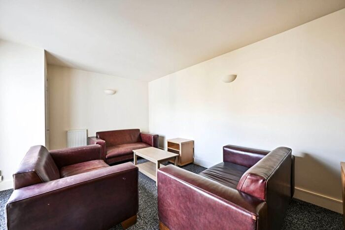 3 Bedroom Flat To Rent In Robinson Road London, Colliers Wood, London, SW17