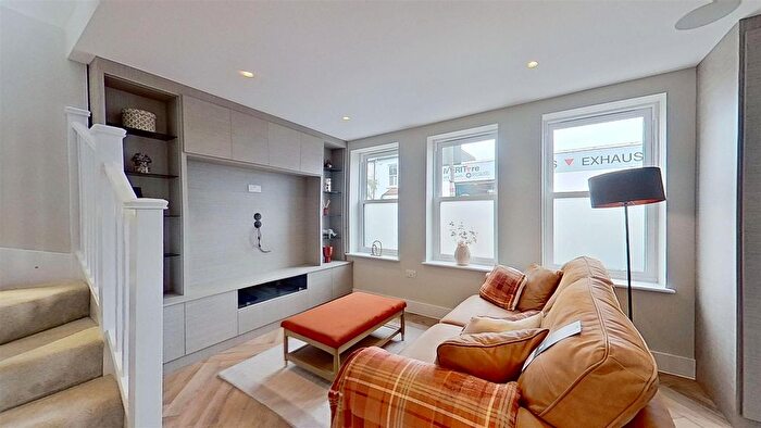 1 Bedroom Semi-detached House For Sale In Standen Road, London, SW18