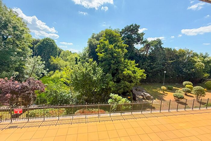 2 Bedroom Flat For Sale In Wraysbury, Berkshire, TW19