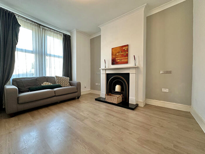 2 Bedroom Flat To Rent In Hermitage Road, Manor House, N4