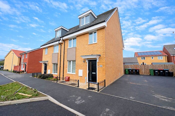 4 Bedroom Semi Detached House For Sale In Vendeen Grove, Whitehouse, MK8