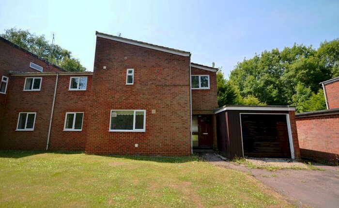 4 Bedroom Semi-Detached House To Rent In Parsons Close, RG2
