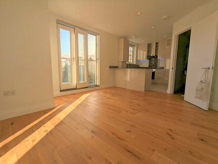 2 Bedroom Flat To Rent In Waverley Court, Enfield, EN2