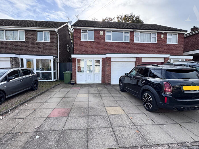 3 Bedroom Semi-Detached House For Sale In Leafield Road, Solihull, West Midlands, B92
