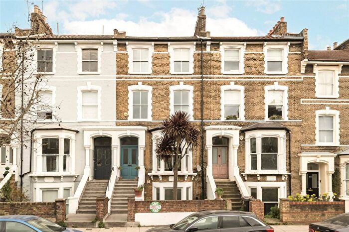 3 Bedroom Maisonette For Sale In Amhurst Road, London, E8