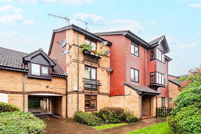 2 Bedroom Flat To Rent In Sterling Gardens, New Cross, London, SE14