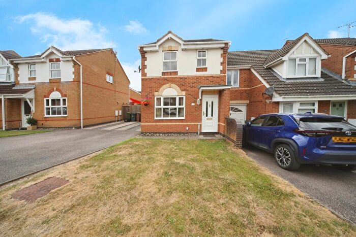 3 Bedroom End Of Terrace House For Sale In Lambourn Drive, Luton, LU2
