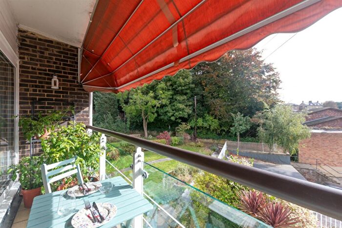 3 Bedroom Terraced House For Sale In Westhill Close, Gravesend, Kent, DA12