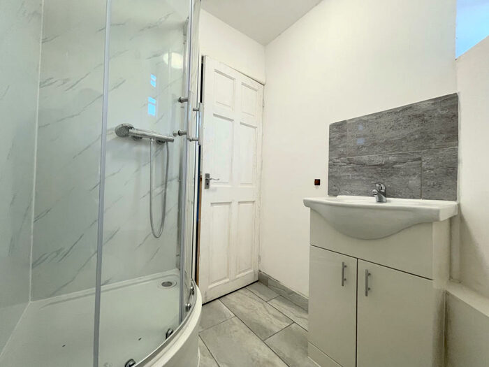 2 Bedroom Apartment To Rent In Apartment, Spring Close Street, Leeds, West Yorkshire, LS9